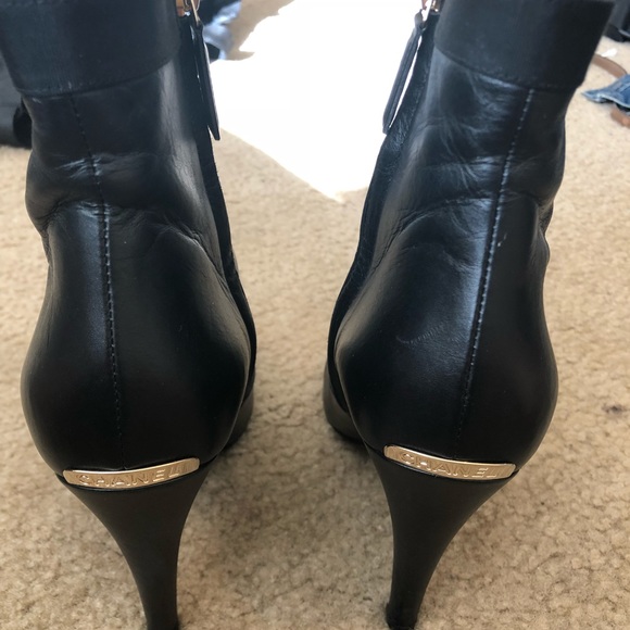 Chanel short boots
Black cap toe logo boot
Us 6 - Picture 2 of 6